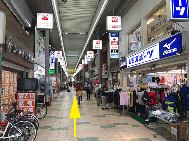 少し歩くと情緒あふれる岡町商店街の入り口が右手に見えますので右折してください