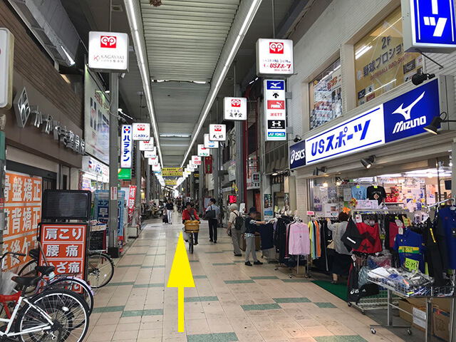 少し歩くと情緒あふれる岡町商店街の入り口が右手に見えますので右折してください